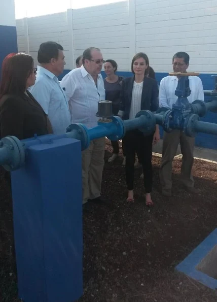 Queen Letizia of Spain visited water and sanitation facilities for the Isla de Mendez