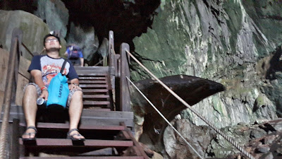 Menunggu sambil melihat lubang gua Lagang Menunggu sambil melihat lubang gua Lagang