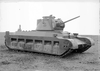 Первый опытный образец Infantry Tank A12E1, лето 1938 года. Выхлопные трубы были вынесены максимально вверх, чтобы увеличить глубину преодолеваемого брода Первый опытный образец Infantry Tank A12E1, лето 1938 года. Выхлопные трубы были вынесены максимально вверх, чтобы увеличить глубину преодолеваемого брода