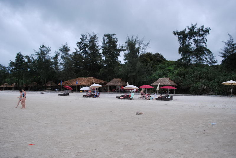 Hoang sơ bãi biển Minh Châu ở đảo Quan Lạn