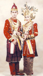  Pakaian  Tradisional Pengantin Lampung 
