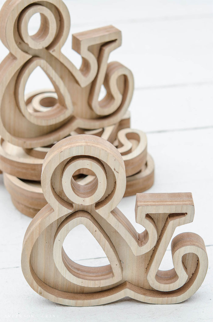 See how this MDF ampersand is given a farmhouse style makeover #DIY #farmhousedecor #farmhouseDIY #andersonandgrant