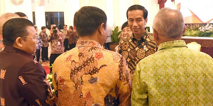Presiden Jokowi berbincang dengan peserta Rakornas Pengendalian Karhutla 2017, di Istana Negara, Jakarta, Senin (23/1/2017) pagi.