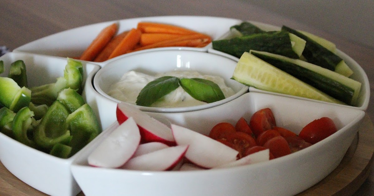 Quark-Kräuter-Dip dazu Gemüse Sticks