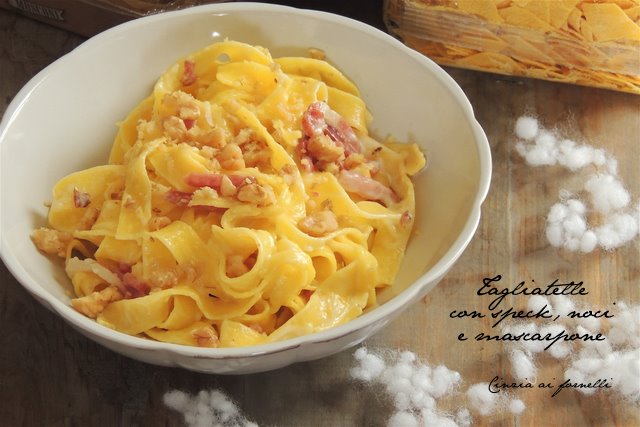 tagliatelle con speck, noci e mascarpone 