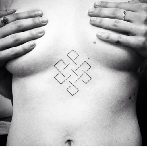 Desligado linhas são agrupadas para criar uma única imagem em que o portador do peito essa tatuagem.