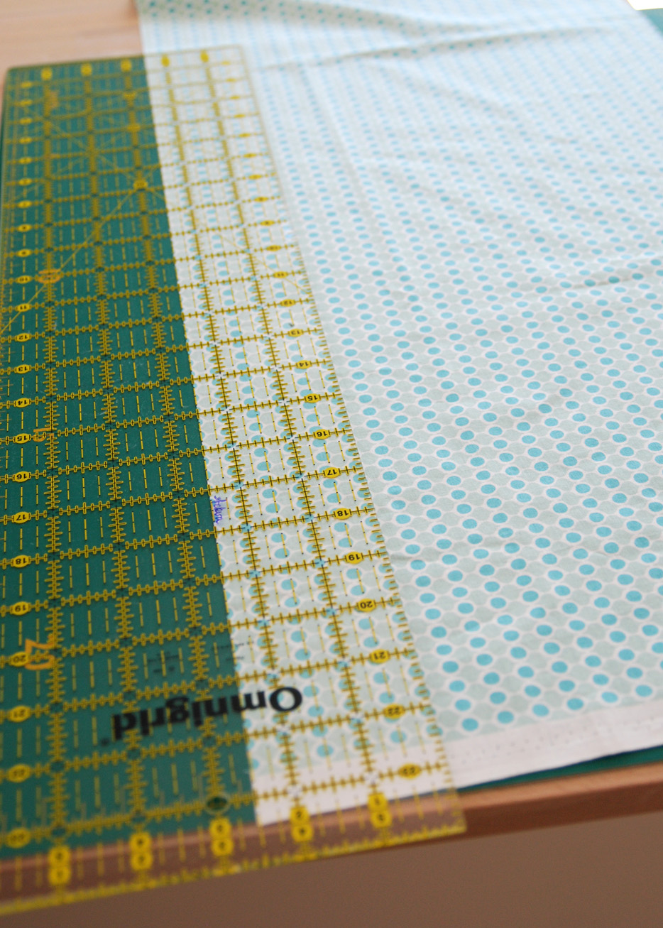 easypatchwork with Karen Ackva cutting strips from directional print