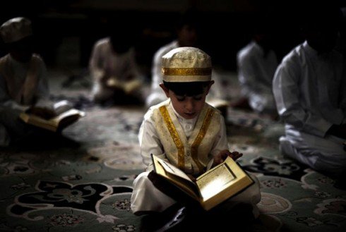 https://4.bp.blogspot.com/-LYgnBQ2nvNk/VxWkegA0XiI/AAAAAAAAKFo/t7X4PEehyjYxuZgLV3wAJ6ZldgM7hDT6ACLcB/s640/baca-al-quran-2-490x329.jpg