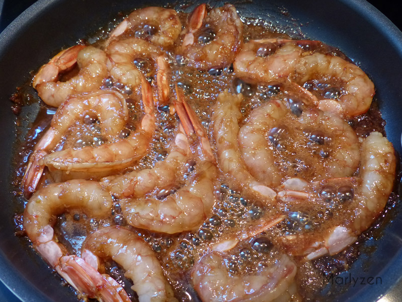 Faites cuire les crevettes dans la marinade épaissie.