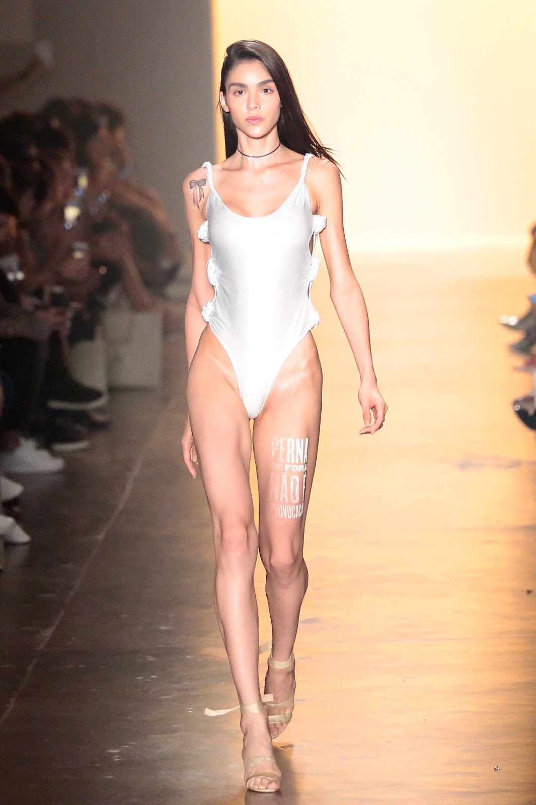 Modelo transexual estreia no SPFW e desfila de maiô supercavado Modelo transexual estreia no SPFW e desfila de maiô supercavado