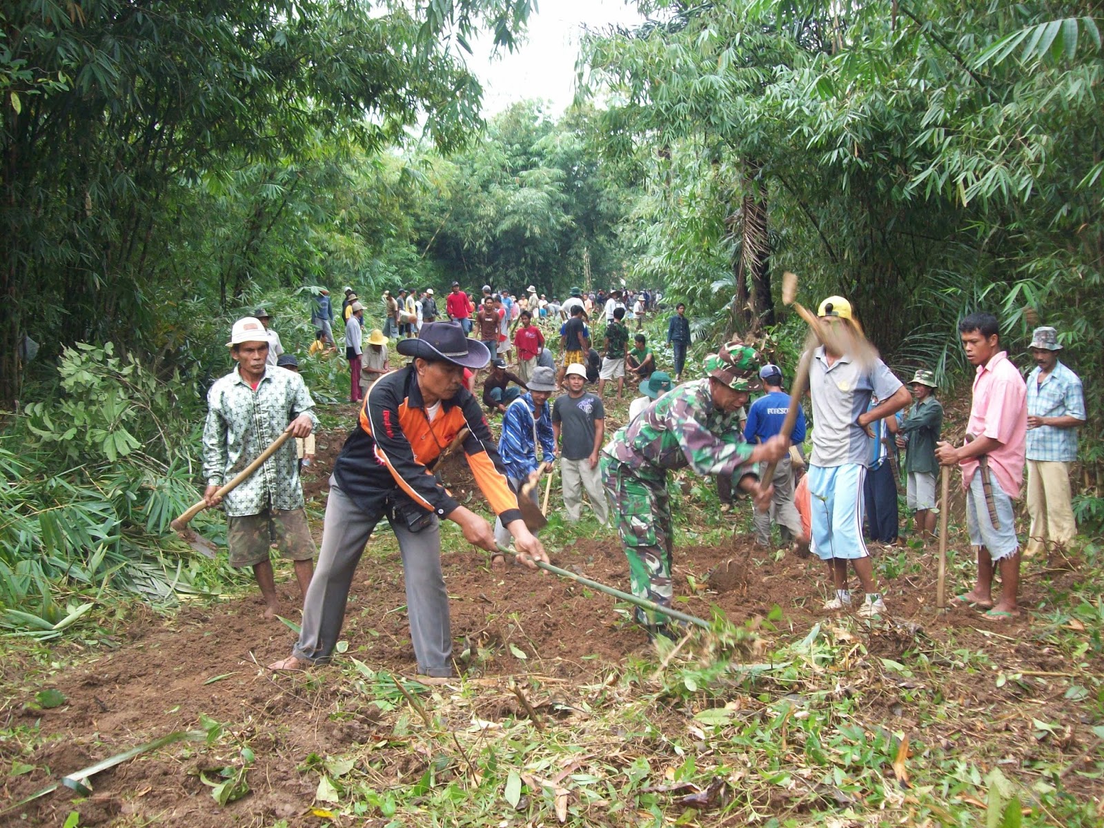 Gotong Royong Milenial: Menjaga Disiplin demi Desa Bersih dan Nyaman