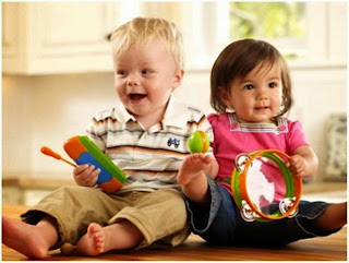 Foto bayi-bayi lucu asyik bermain bersama Foto bayi-bayi lucu asyik bermain bersama