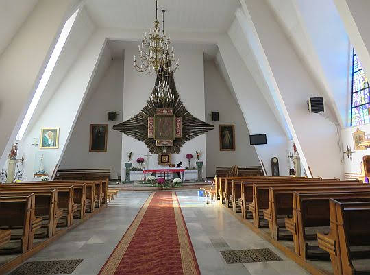Wnętrze nowego kościóła pw. Narodzenia Najświętszej Maryi Panny w Jodłowniku. Wnętrze nowego kościóła pw. Narodzenia Najświętszej Maryi Panny w Jodłowniku.
