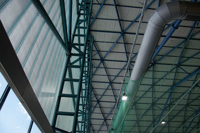Baustelle Sanierung der Dachhaut und Ertüchtigung des Stahltragewerkes, Eissporthalle im Sportforum Berlin, Konrad-Wolf-Straße, 13053 Berlin, 27.03.2014