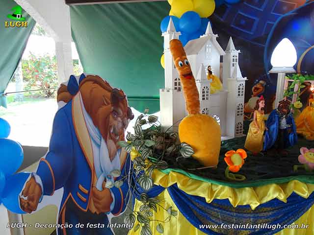 Mesa decorada A Bela e a Fera para aniversário de meninas