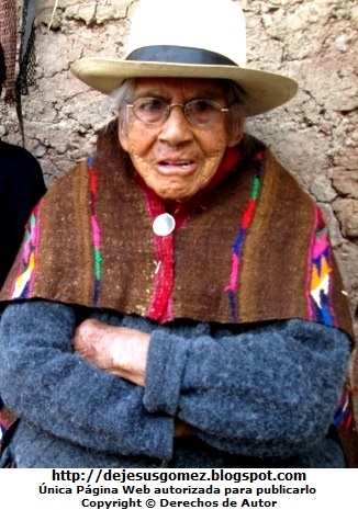 Mujer anciana Foto de anciana con los brazos cruzados de día. Foto de anciana de Jesus Gómez