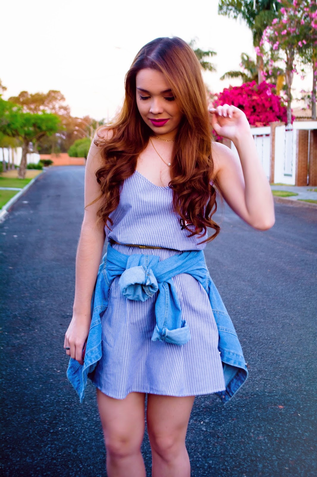 Look do Dia: Vestido Azul Listrado + Jaqueta Jeans Bordada + Tênis Branco Look do Dia: Vestido Azul Listrado + Jaqueta Jeans Bordada + Tênis Branco