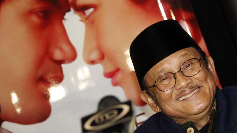 think opposite....: Ainun dan Habibie