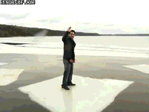 Lustiger Mann auf zugefrorenem See Eisschollen laufen