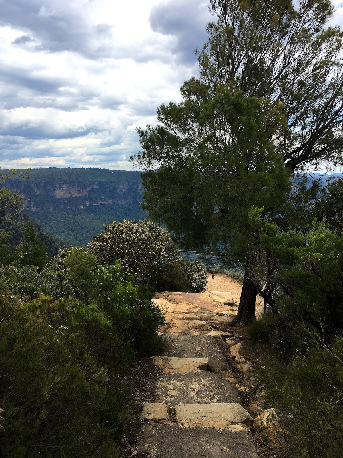 Hiking solo the Grand Canyon in Australia's Blue Mountains has been one of the greatest adventures. With breathtaking views and endless stairs, come and find out more!