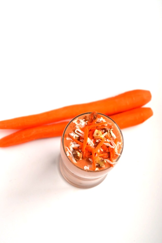 This Carrot Cake Smoothie tastes like your favorite carrot cake dessert but is made healthy with carrots, bananas and Greek yogurt and is topped with walnuts and shredded coconut! www.nutritionistreviews.com