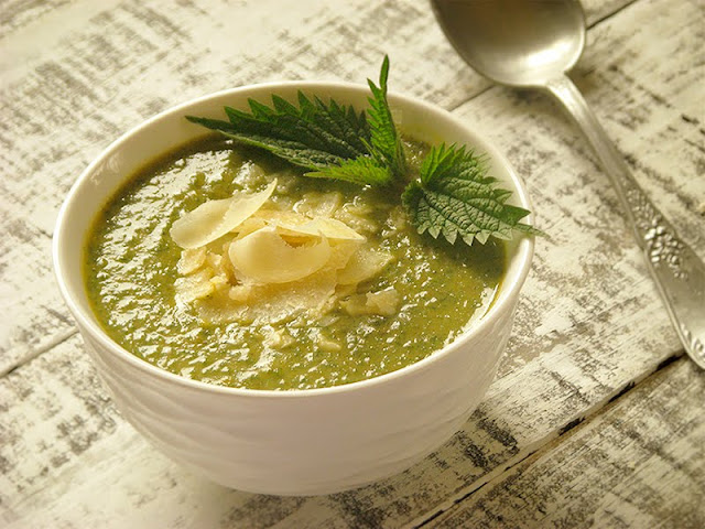 Soupe à l'ortie et au parmesan recette de soupe à l'ortie