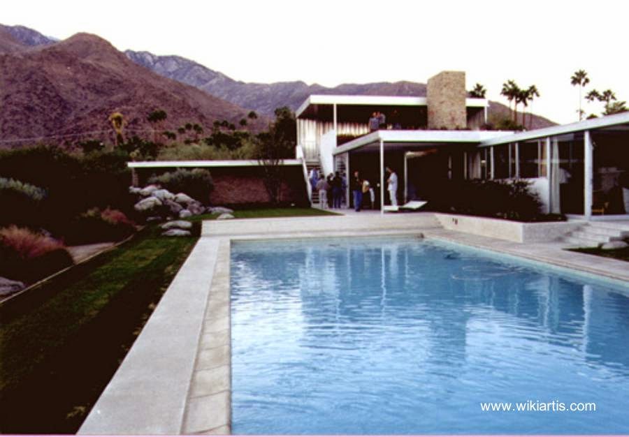Diseño de Richard neutra de lineas rectas y simples es una de las casas famosas de la zona Kaufmann House en Palm Spring California Estados Unidos