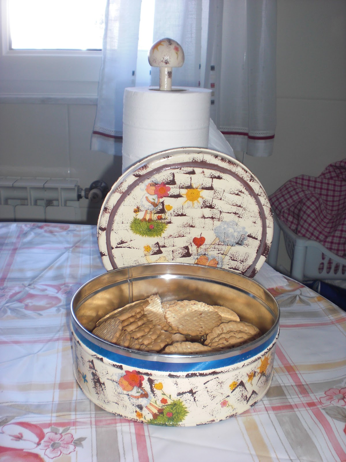 Caja De Galletas Con Hilos Y Agujas