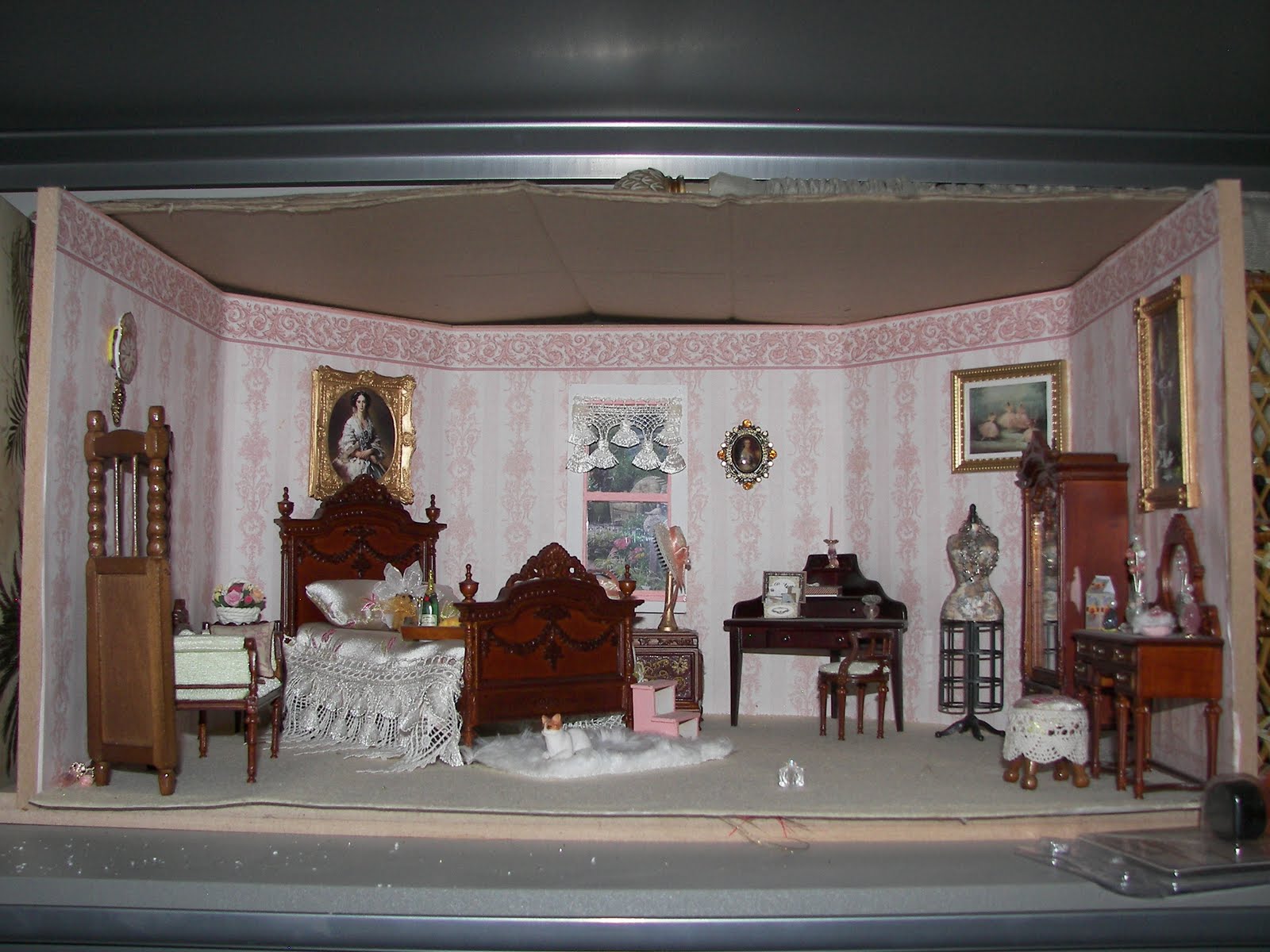 Dollhouse Homeowner: Victorian Bedroom (box)