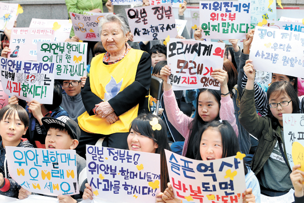 Antigua mujer de consuelo surcoreana protesta ante la embajada de Japón en Seúl