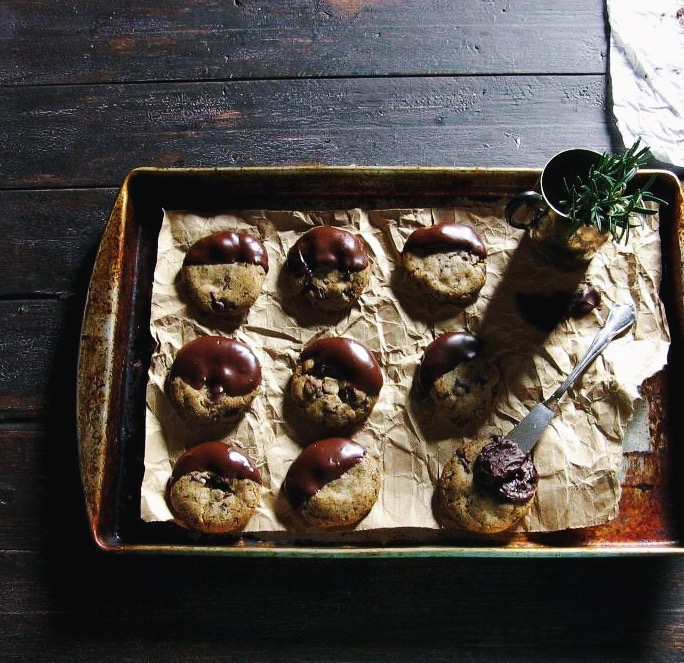 rosemary, Hiddles & honey dark chocolate-dipped cookies | une gamine dans la cuisine