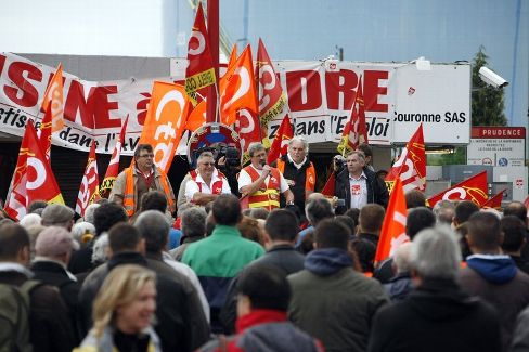 http://4.bp.blogspot.com/-LeaZi3pDi4I/UIO3XnyAB5I/AAAAAAAAACc/ns4twN2a8nQ/s1600/des-personnes-manifestent-devant-la-raffinerie-petroplus-de-_864237.jpeg