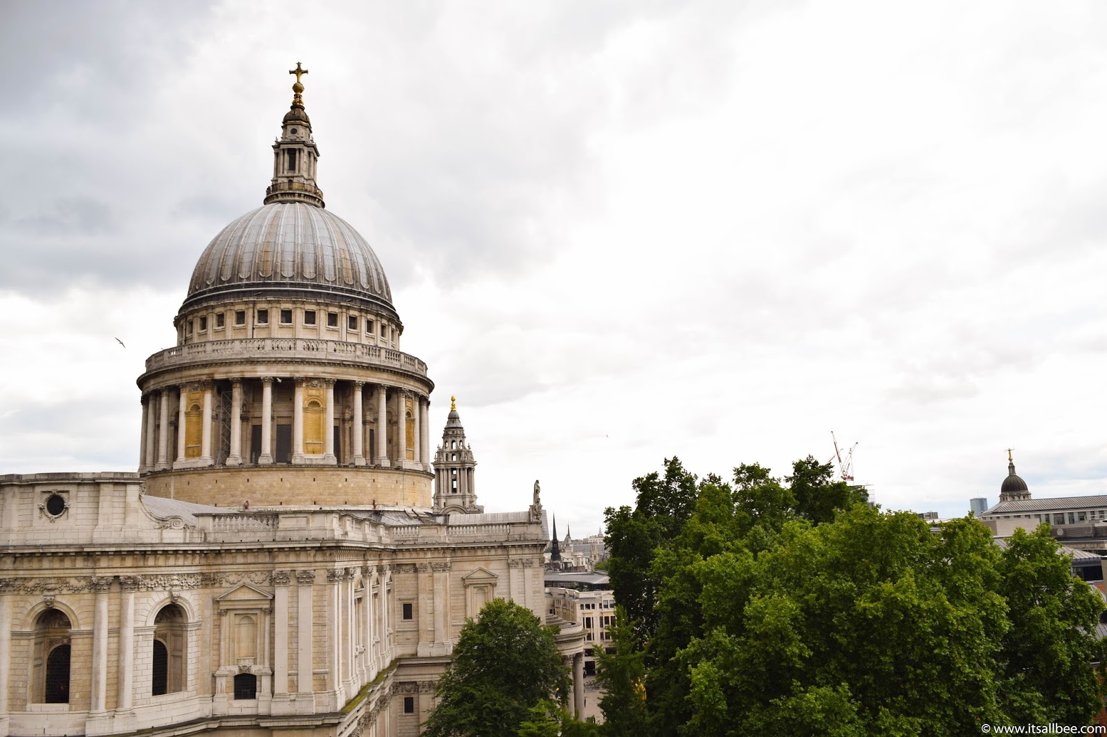 A 1 Day London Itinerary | A Locals Guide to London #itsallbee #traveltips #bloggers #London #UK