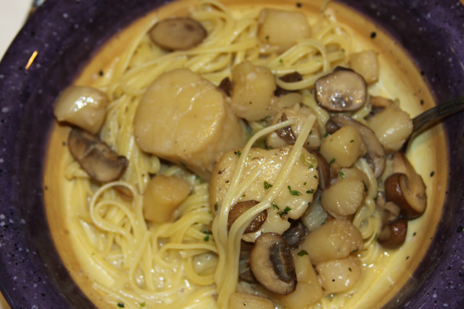 Scallops with Mushrooms in Cream Sauce over Linguini