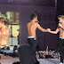 Benji e Fede chiudono il loro concerto senza maglietta