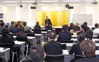 講演会講師・三遊亭楽春のCS向上コミュニケーション講演会の風景。 講演会講師・三遊亭楽春のCS向上コミュニケーション講演会の風景。