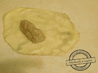 Krokiety ziemniaczano-serowe z żurawiną Krokiety z kapustą i grzybami w sosie czosnkowym Krokiety to pyszne dodatki do zup, np. do barszczu, ale można je też podać jako ciepłą przekąskę