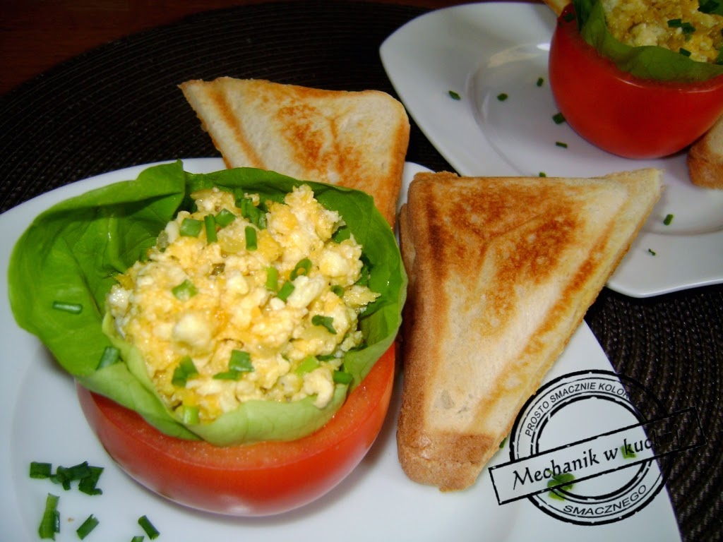 Jajecznica w pomidorach czy pomidory z jajmi mechanik w kuchni śniadanie  do łóżka walentynki 