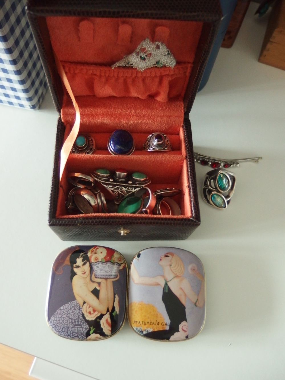 Señora Allnut chest of drawers / dressing table