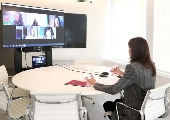 King Felipe and Queen Letizia held a video conference with representatives of WHO. Massimo Dutti. International Romani Day