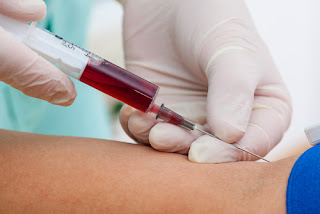 Resultado de imagem para fotos de médico colhendo sangue
