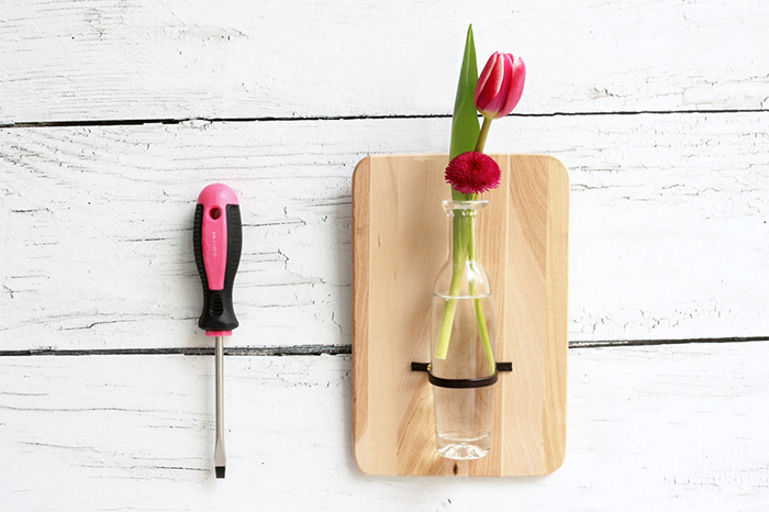 Rede na sala e penteadeira na mesa de trabalho marcam apê de 140 m²