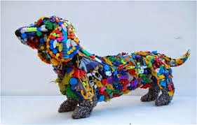 Perro hecho con plástico reciclado -Dog made from recycled plastic