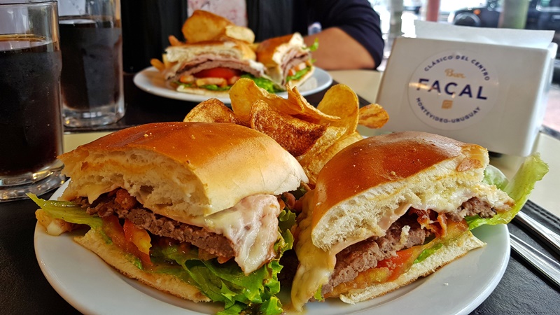 Chivito em Montevidéu - Bar facal O que fazer em Montevidéu: Principais pontos turísticos