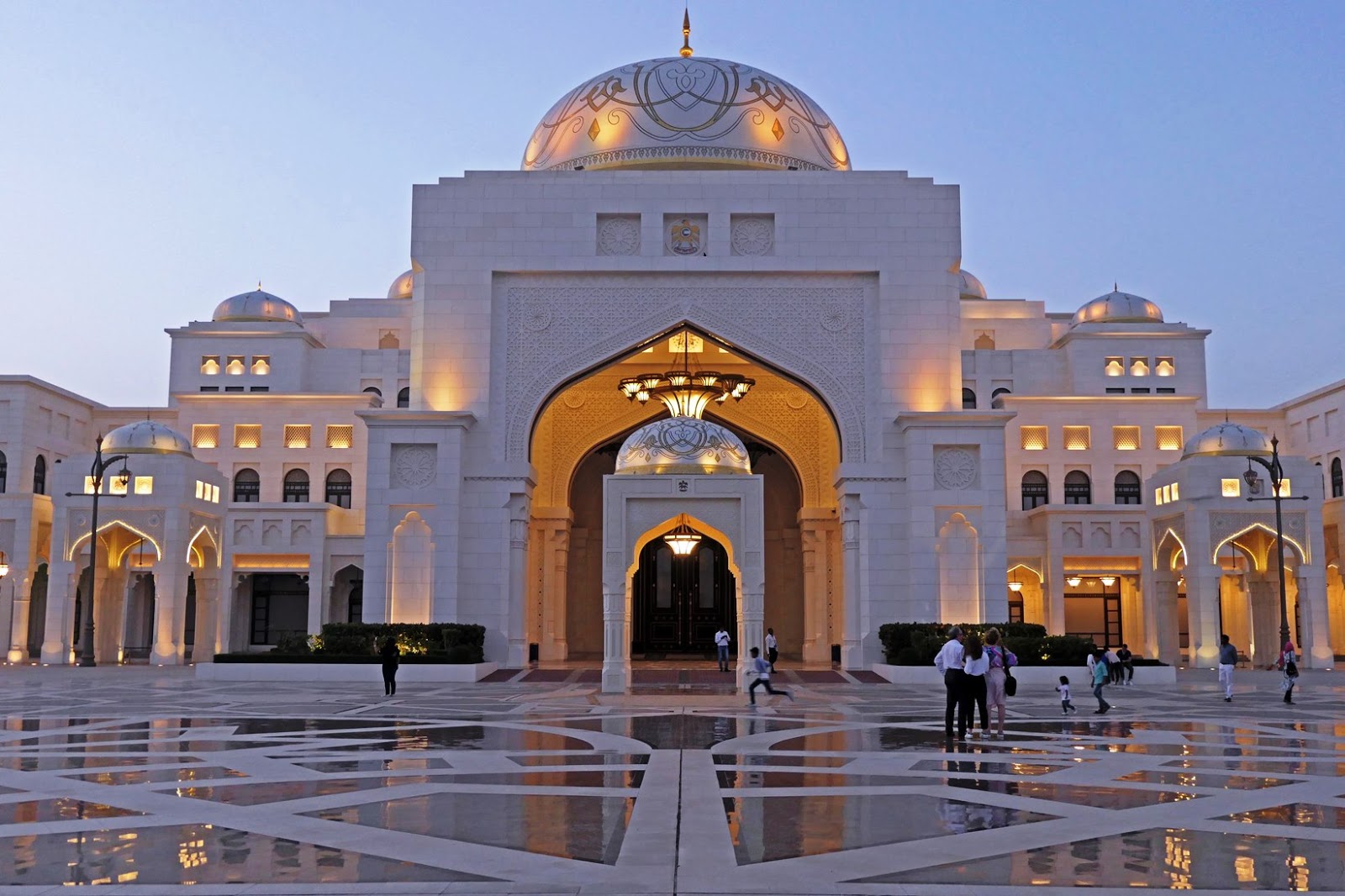 Арабские здания. Дворец шейха в Абу-Даби. Президентский дворец в Абу Даби. Президентский дворец Каср Аль-Ватан. Президентский дворец шейха в Абу-Даби.