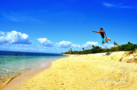 hover_share Yodi flying jump shot at the amazing Maniwaya beach 