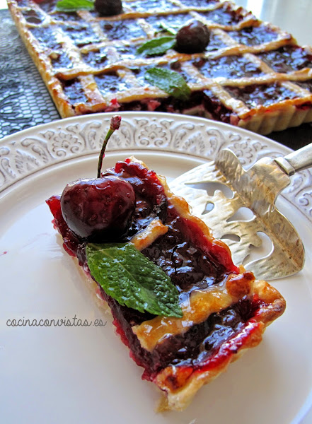Enrejado de Cerezas y Queso sobre Mazapán.