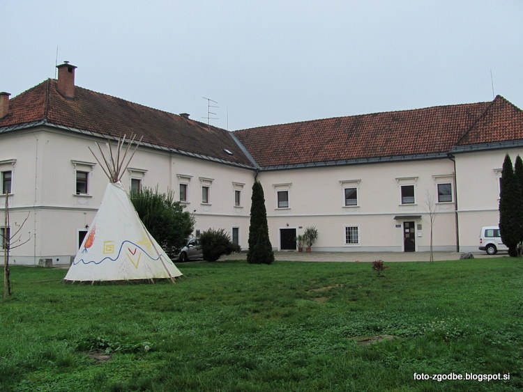 Trebnje, cerkev Marijinega vnebovzetja, župnišče Slovenija, Dolenjska