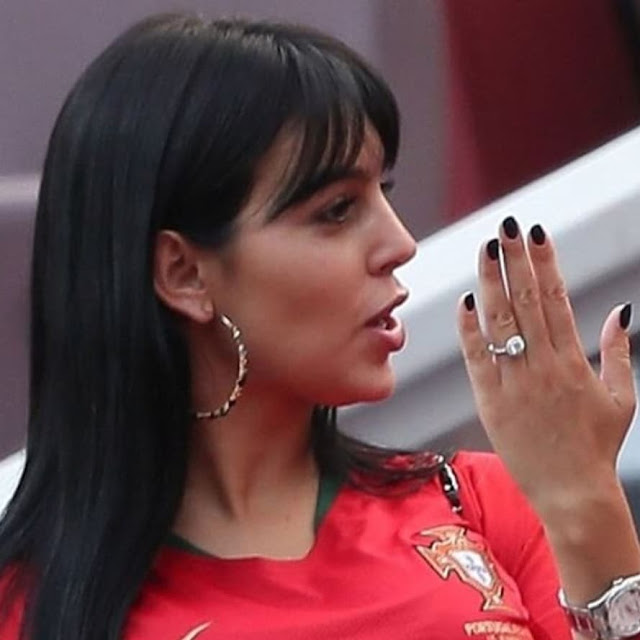 Novia de Cristiano Ronaldo presume anillo de compromiso durante partido