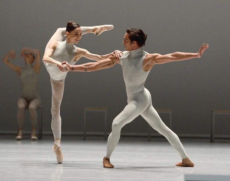 Miriam Kacerova and Jason Reilly in The Second Detail (Stuttgart Ballet) .